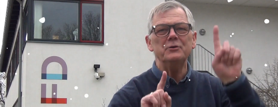 Kurt-Faber Carlsen står udenfor CFD's kontorbygning og taler tegnsprog
